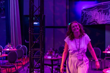 Tosca Goes met een brede glimlach tijdens de voorbereidingen van Veldhoven Verbindt, symbool voor kracht en energie in spannende momenten.