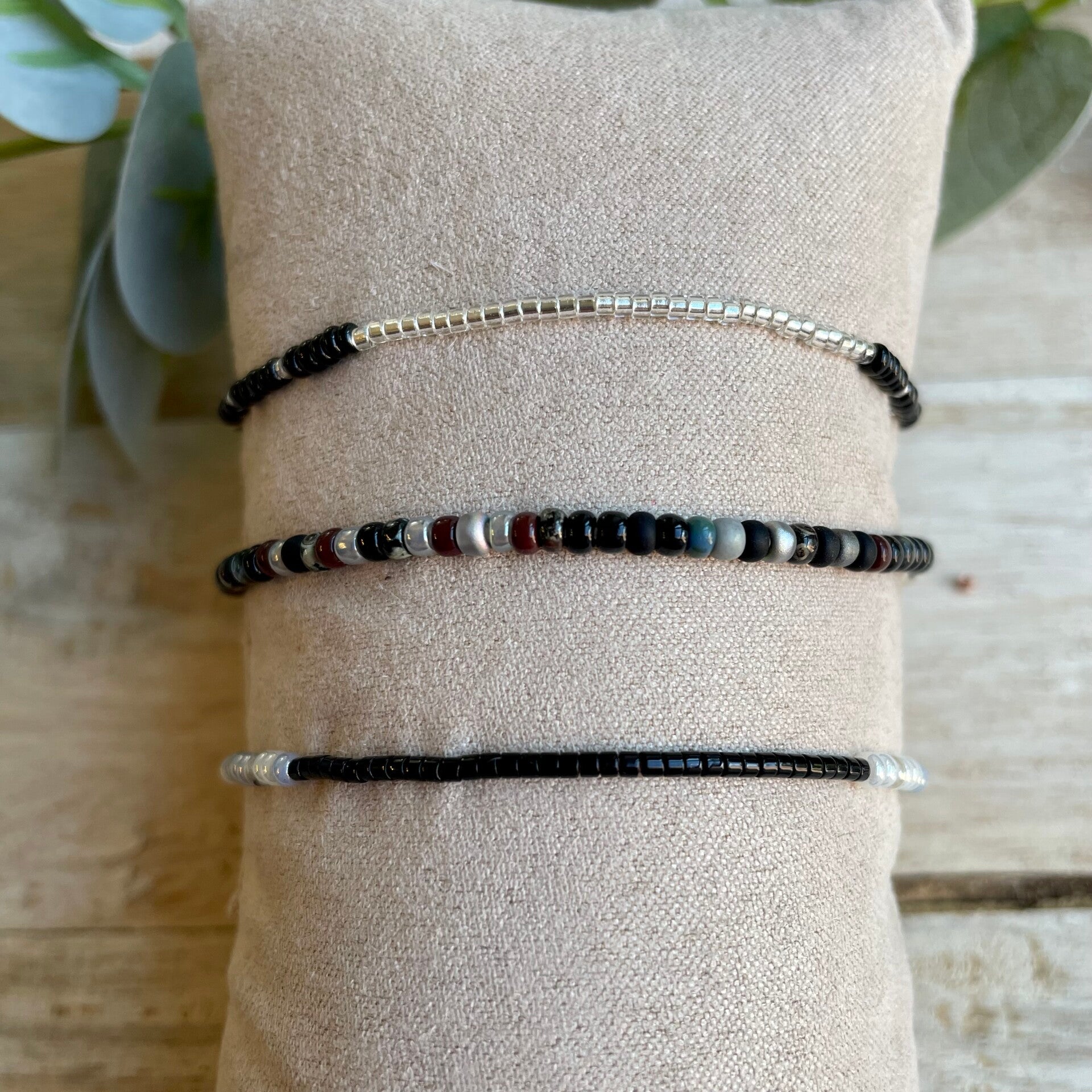 Silver and black armbanden