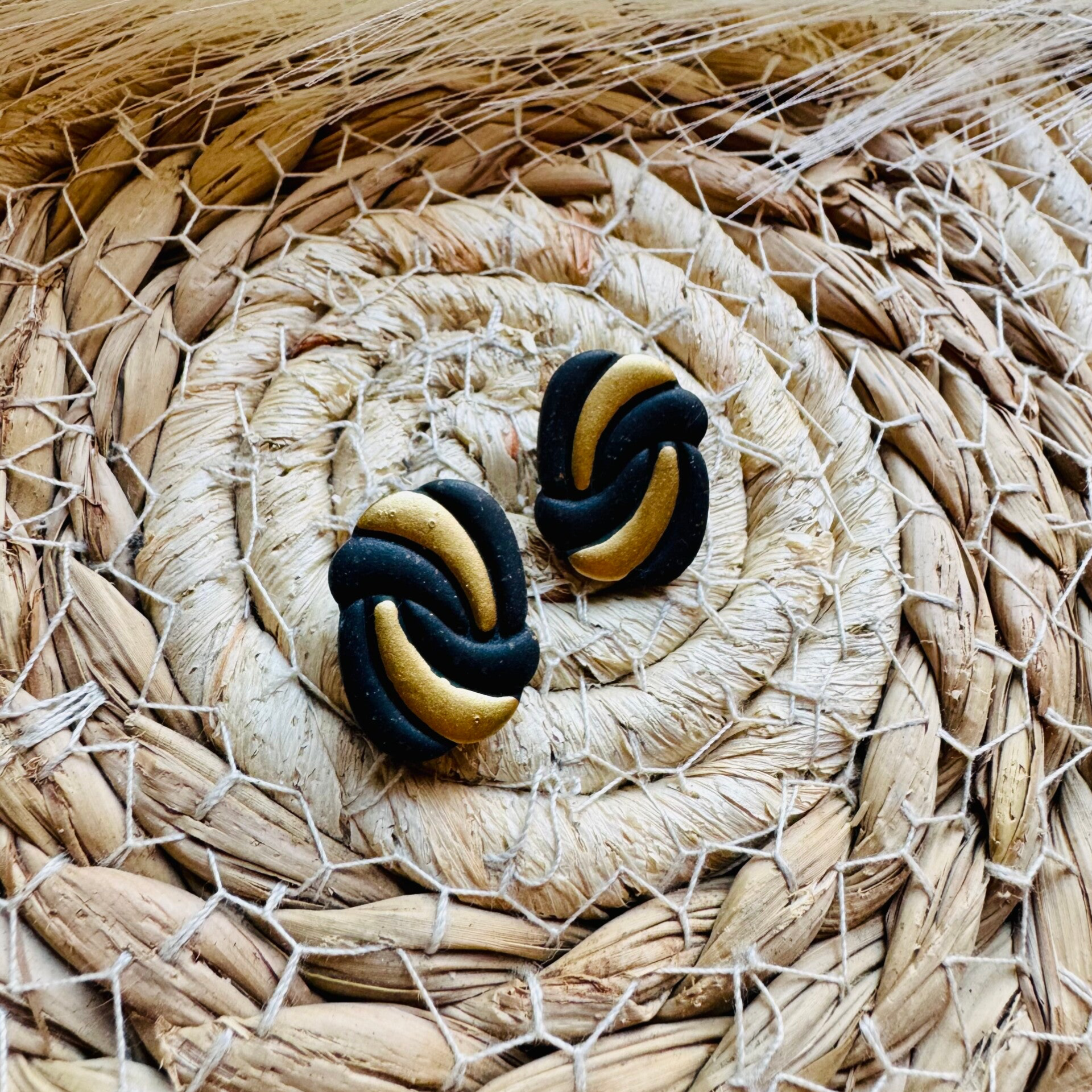 Gitte black and gold