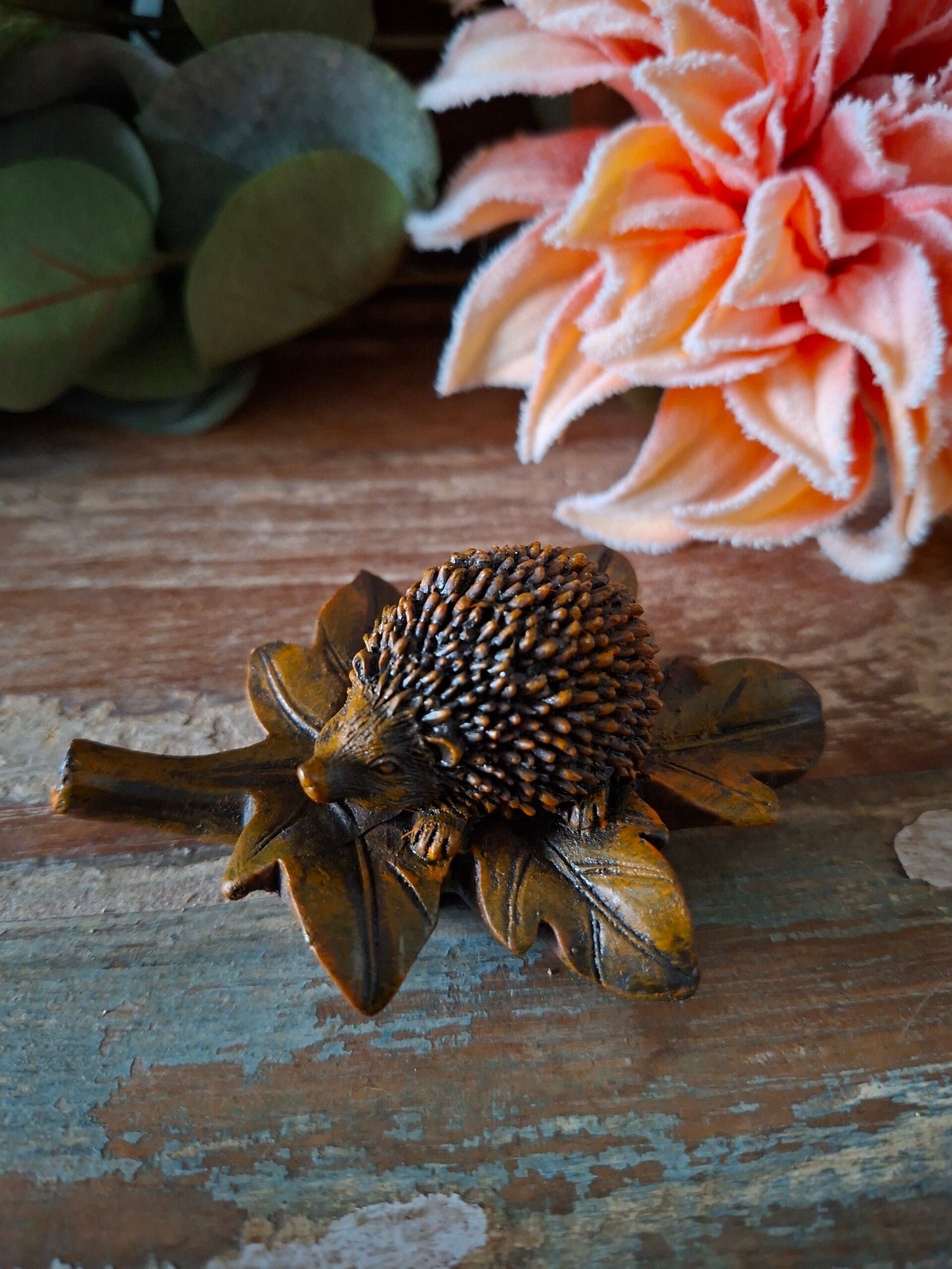 Egel op blad brons antiek