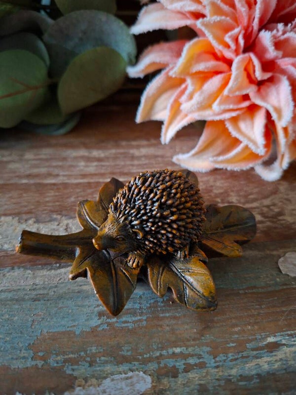 Egel op blad brons antiek