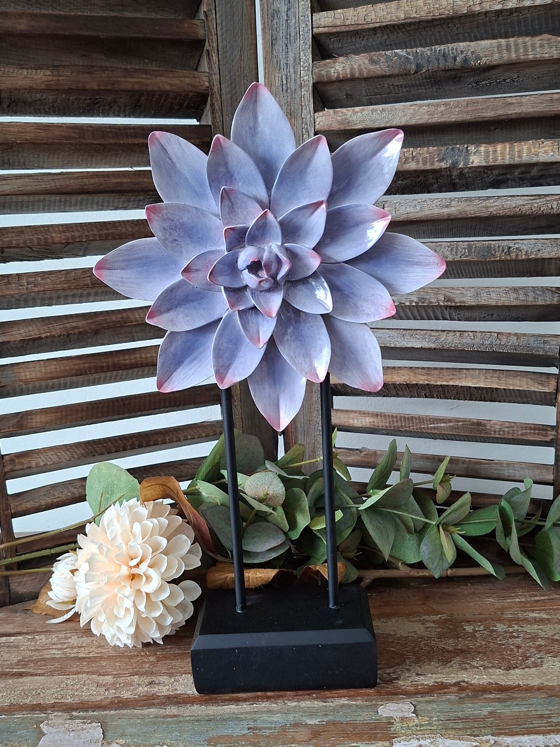 Decoratie standaard met paarse bloem