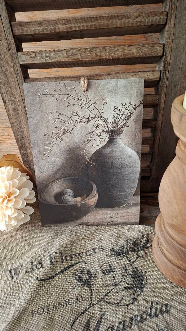 Houten deco bordje met donkere kruik en schalen