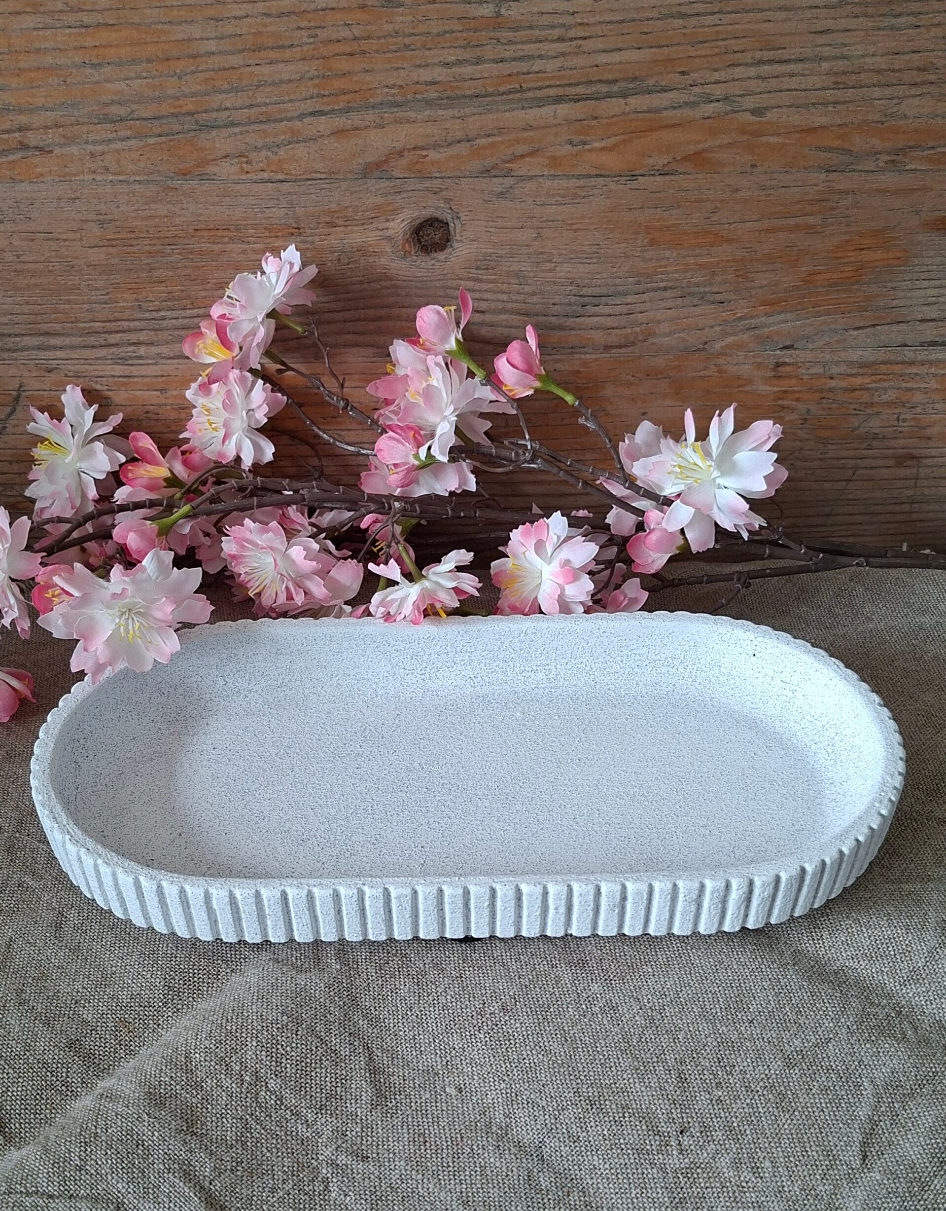 Witte ovale schaal aardewerk