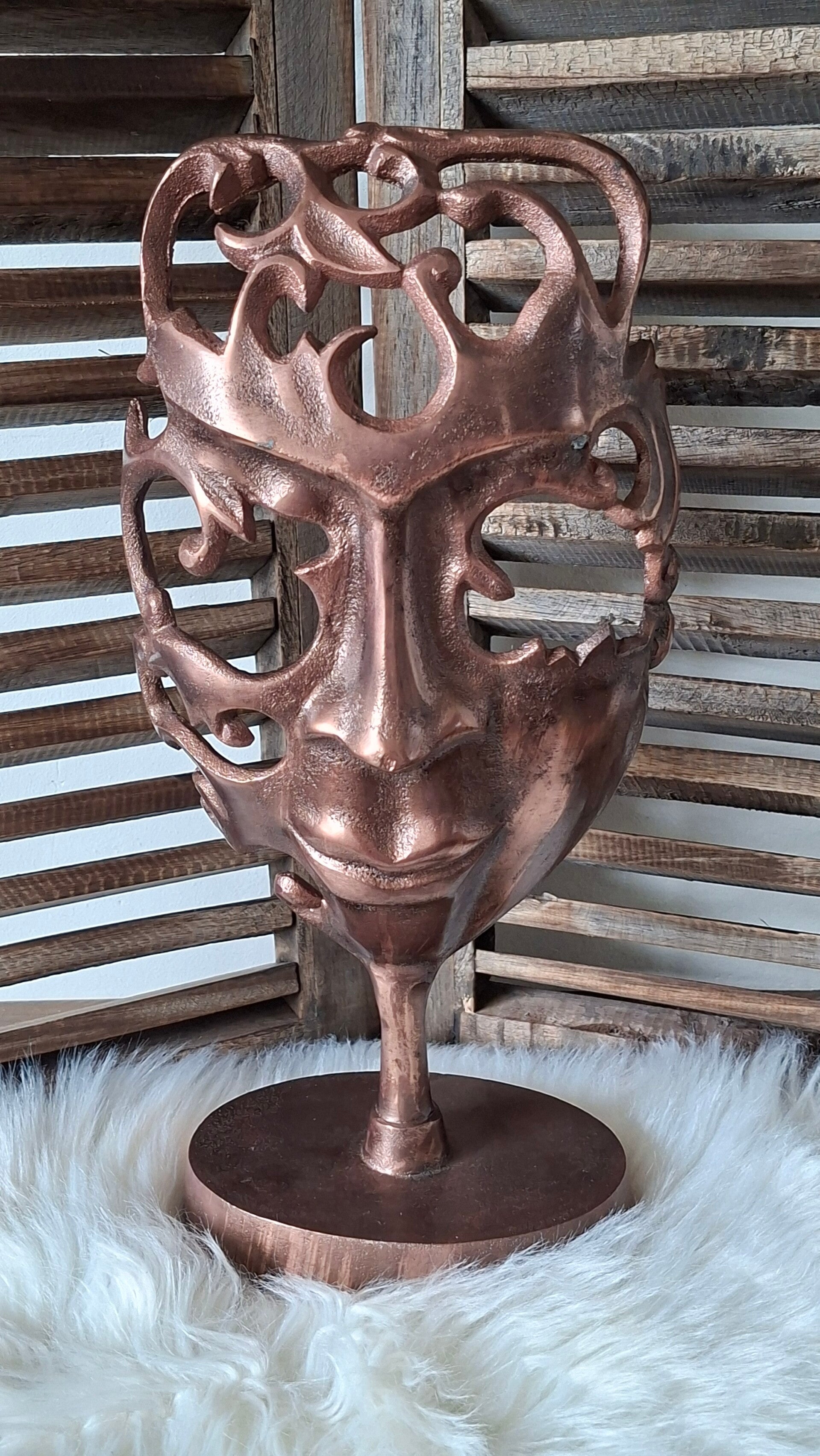 Masker op voet vintage copper metaal