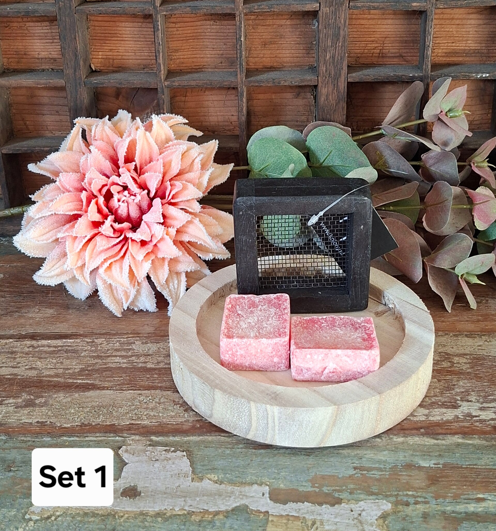 Cadeau set 1 is een schaaltje + 2 geurblokjes + rasp