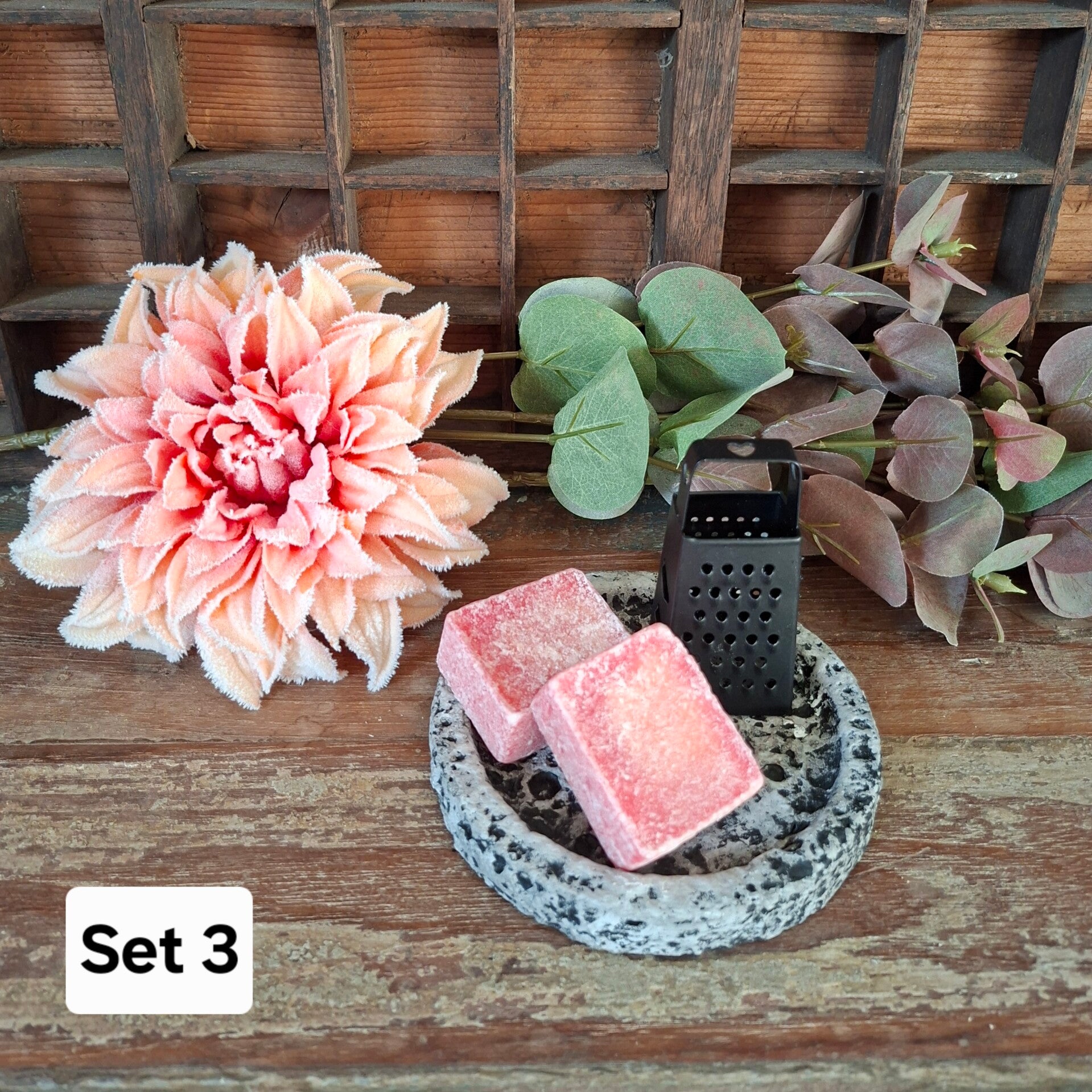 Cadeau set 3 is een stenen schaaltje + 2 geurblokjes + rasp