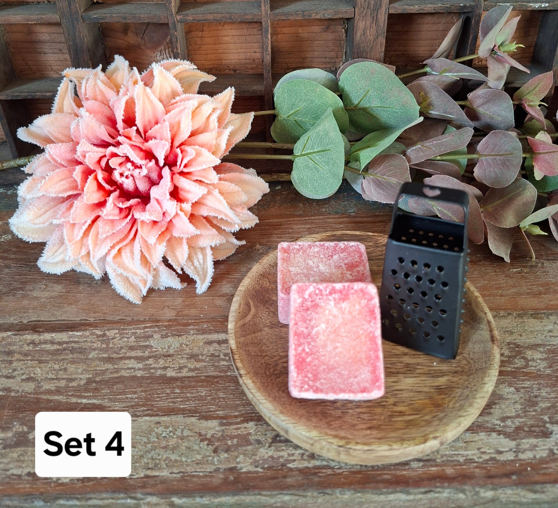Cadeau set 4 is een tray met 2 geurblokjes + rasp