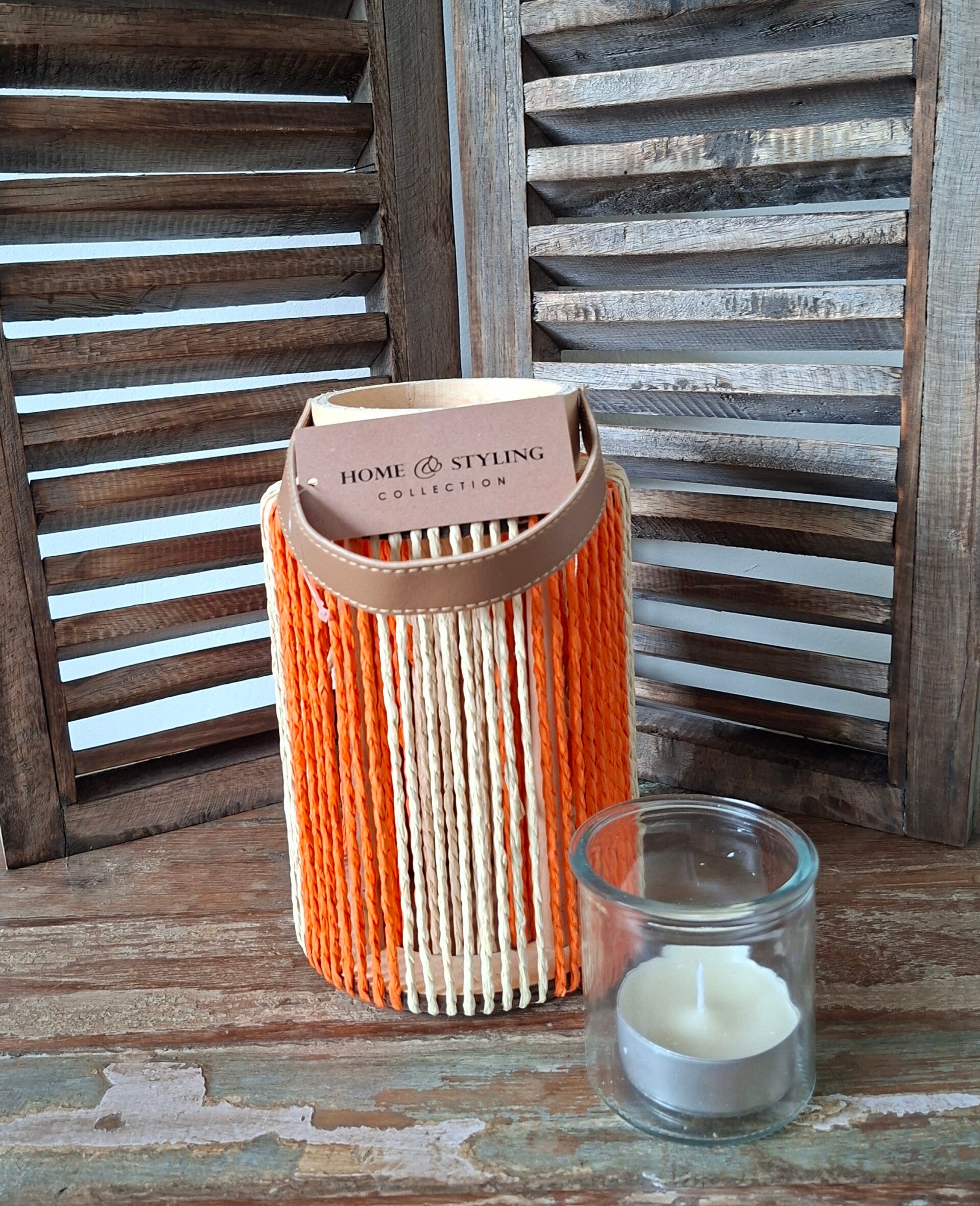 Lantaarn met een gevlochten rattanstructuur oranje