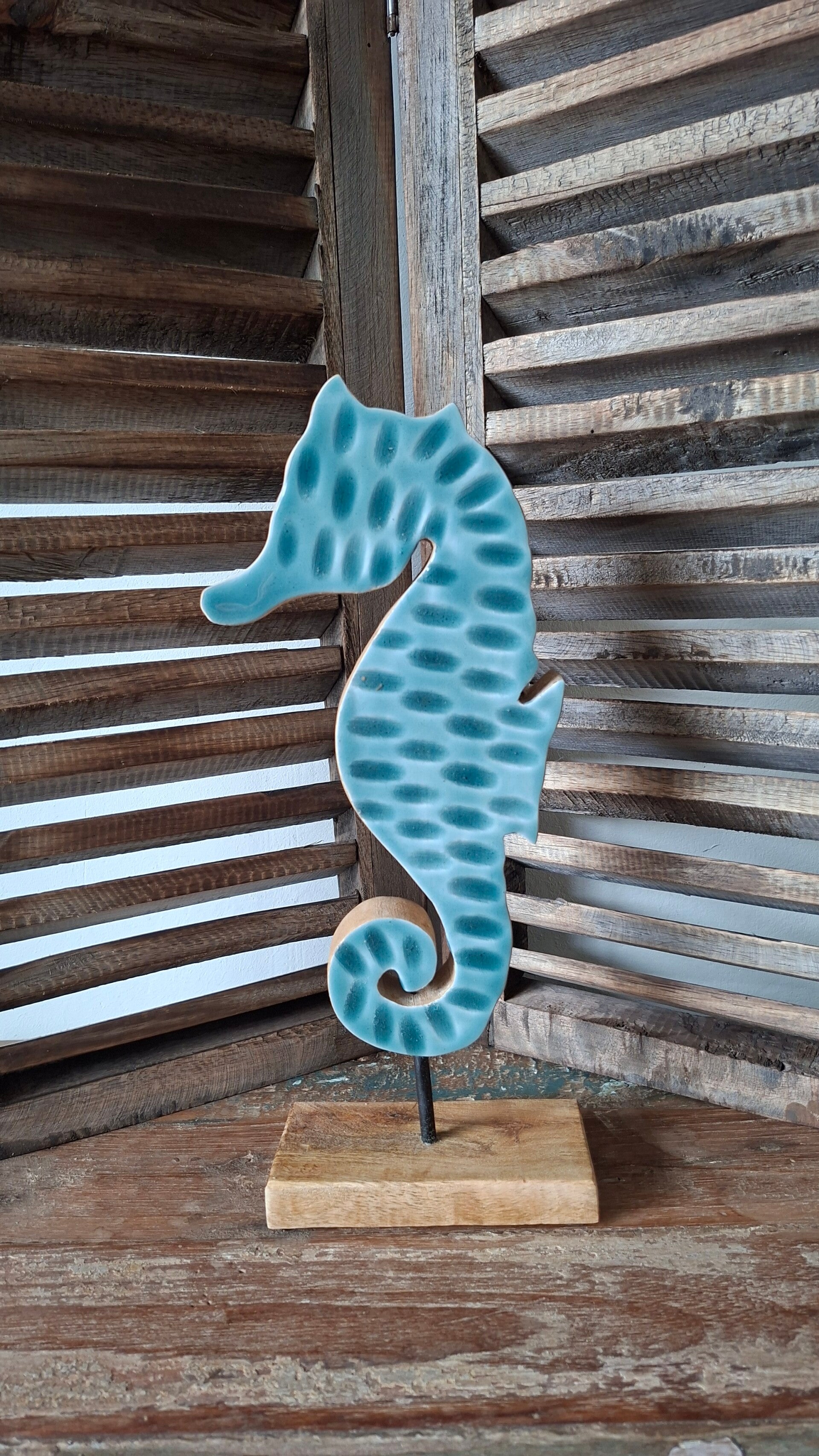 Sculptuur zeepaard op voet van mangohout/emaille
