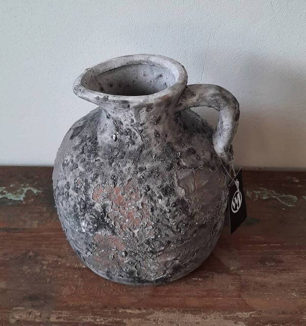 Robuuste schenkkan "raw" grijs met oor H17cm