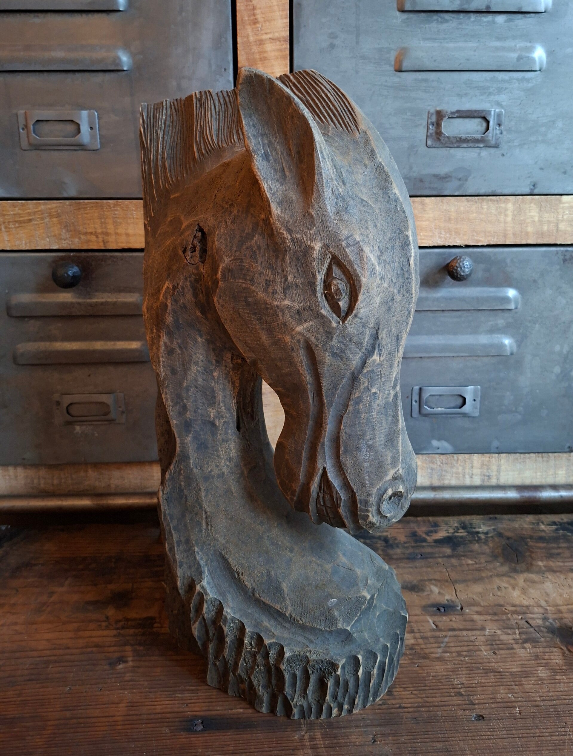 Mooi paardenhoofd van uniek oud hout