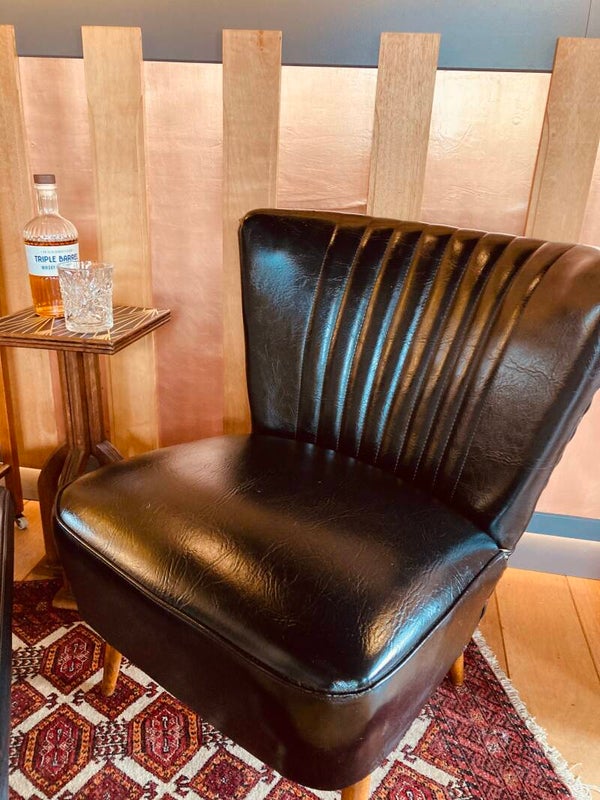 Vintage cocktailstoeltje, origineel zwart skai, jaren ‘60