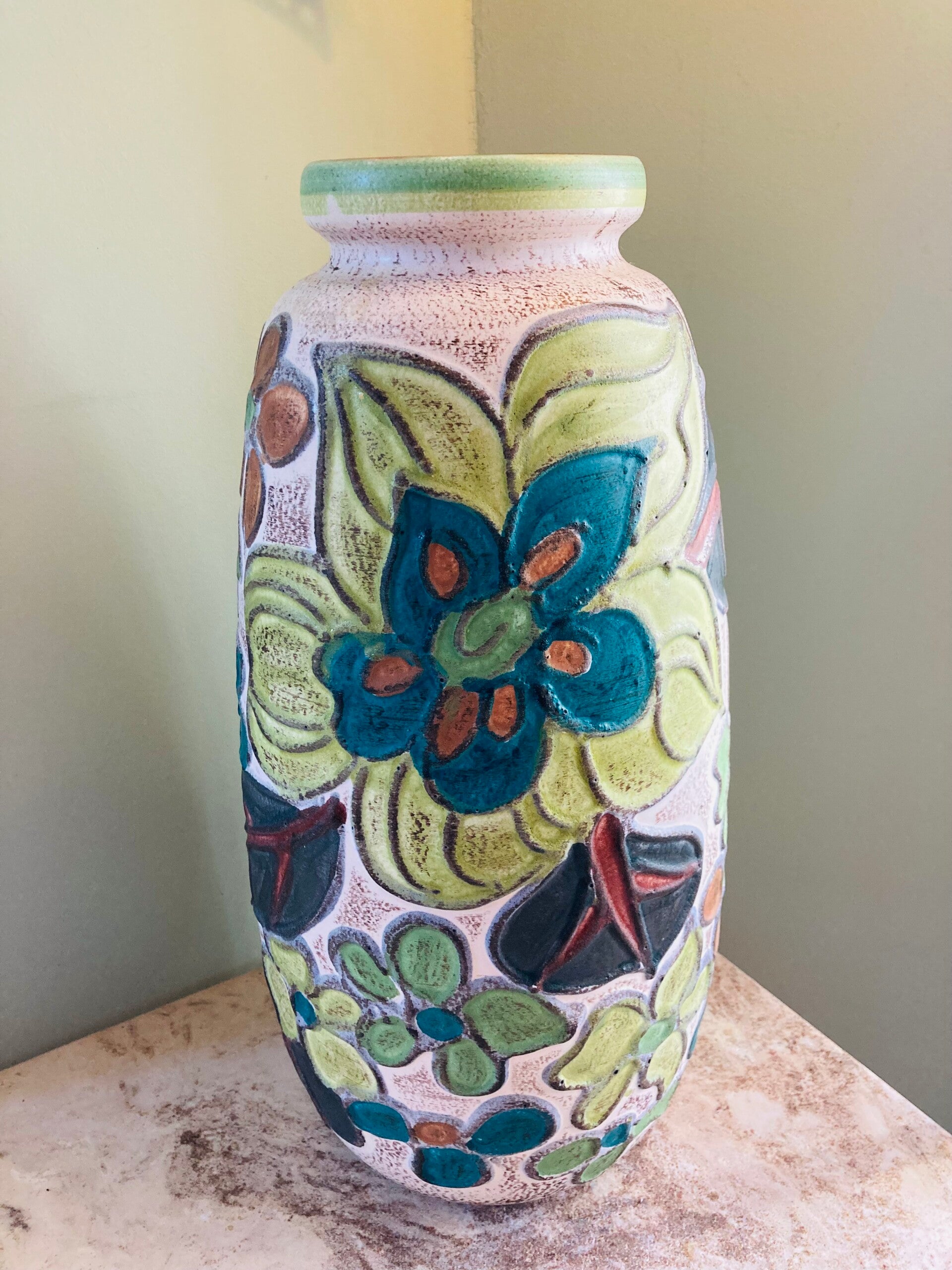 West-Germany vloervaas met blauw/groen bloemen reliëf