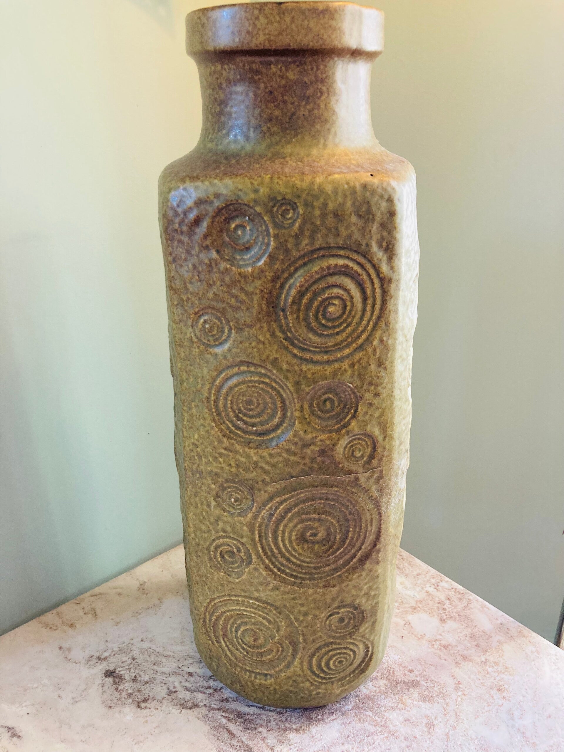 West-Germany vloervaas, mosgroen cirkel-dessin / fossielreliëf