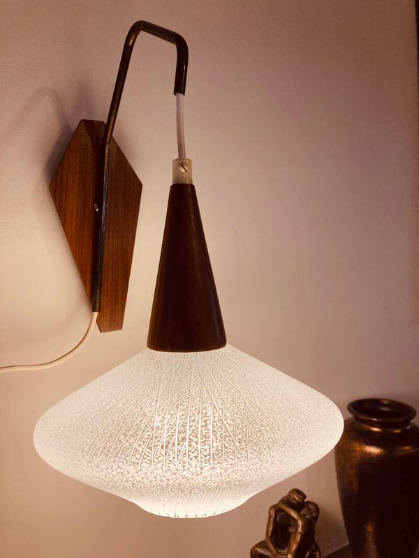 Mid-century wandlampje, teakhout en matglas