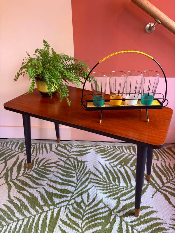 Mid-century bijzettafel, teakhout, trapezium vorm