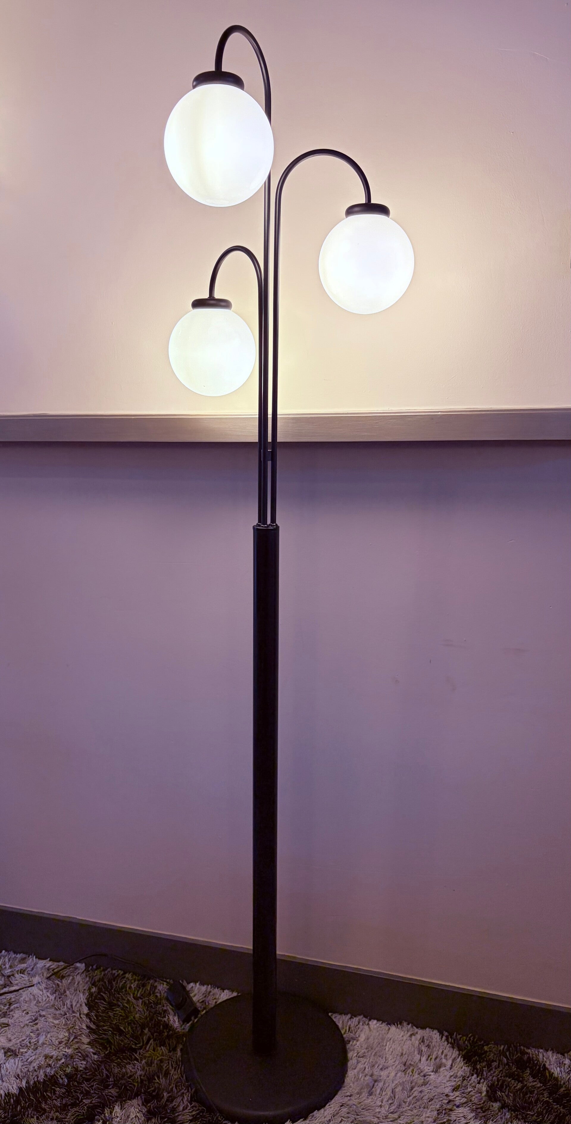 Space-age Waterfall vloerlamp, zwart metaal, opaline glas