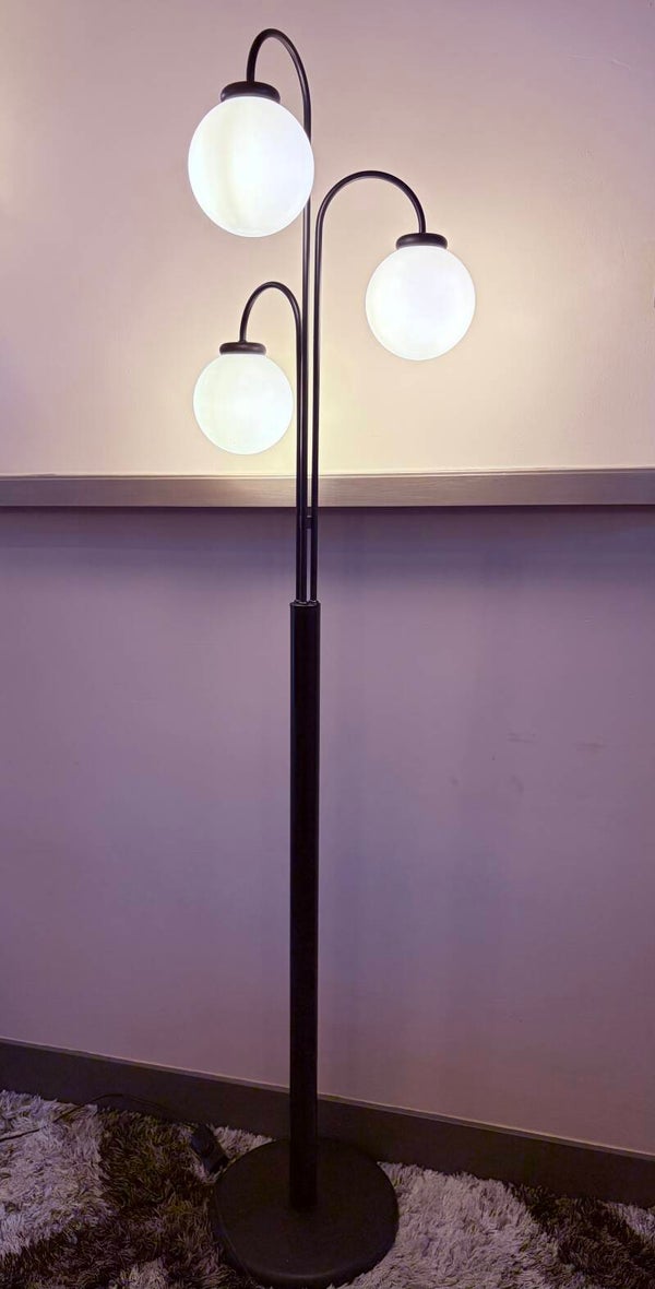 Space-age Waterfall vloerlamp, zwart metaal, opaline glas