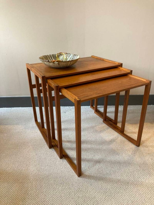 Vintage bijzettafels nestingset Karel Vycital