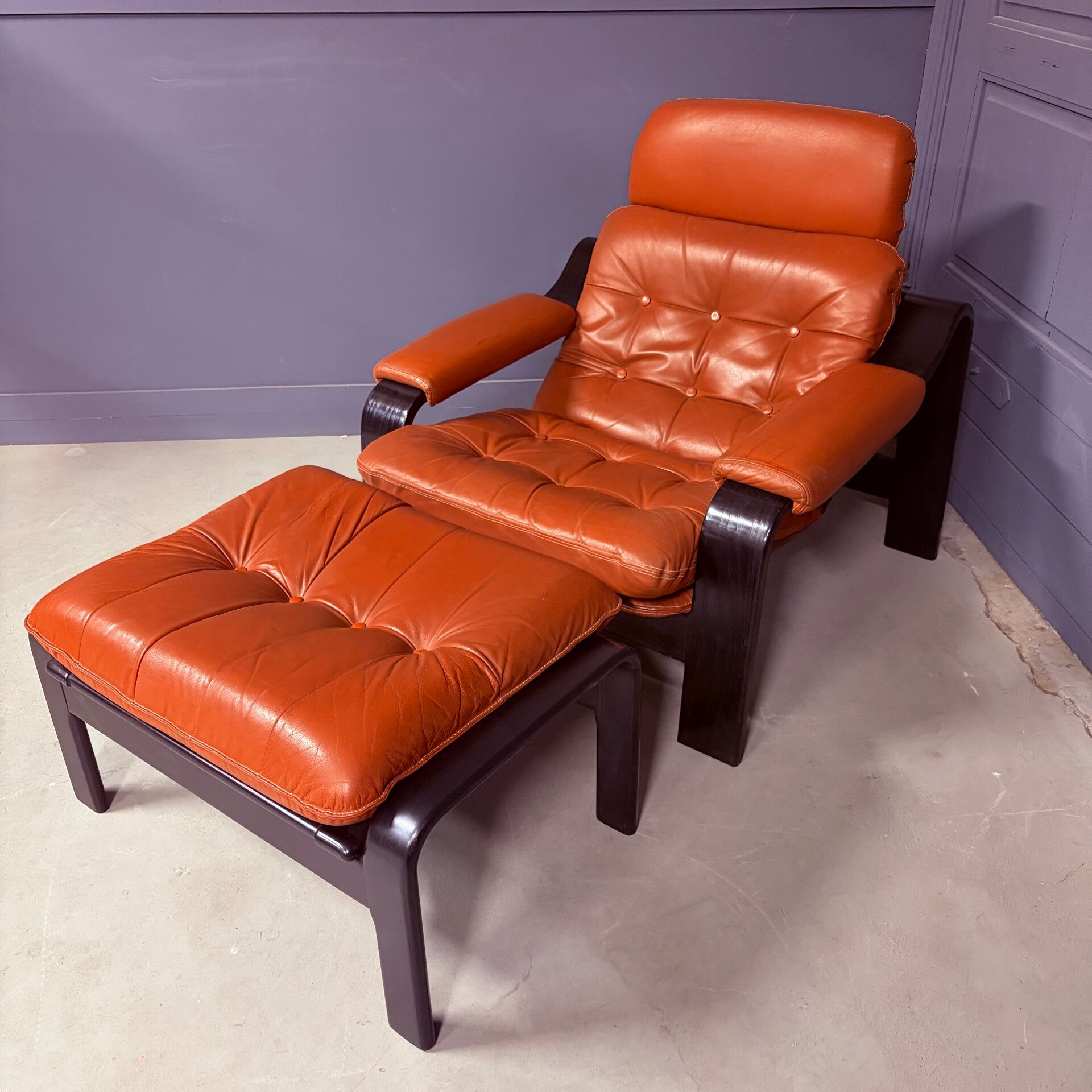 Vintage jaren ‘70 fauteuil met hocker, leer en hout