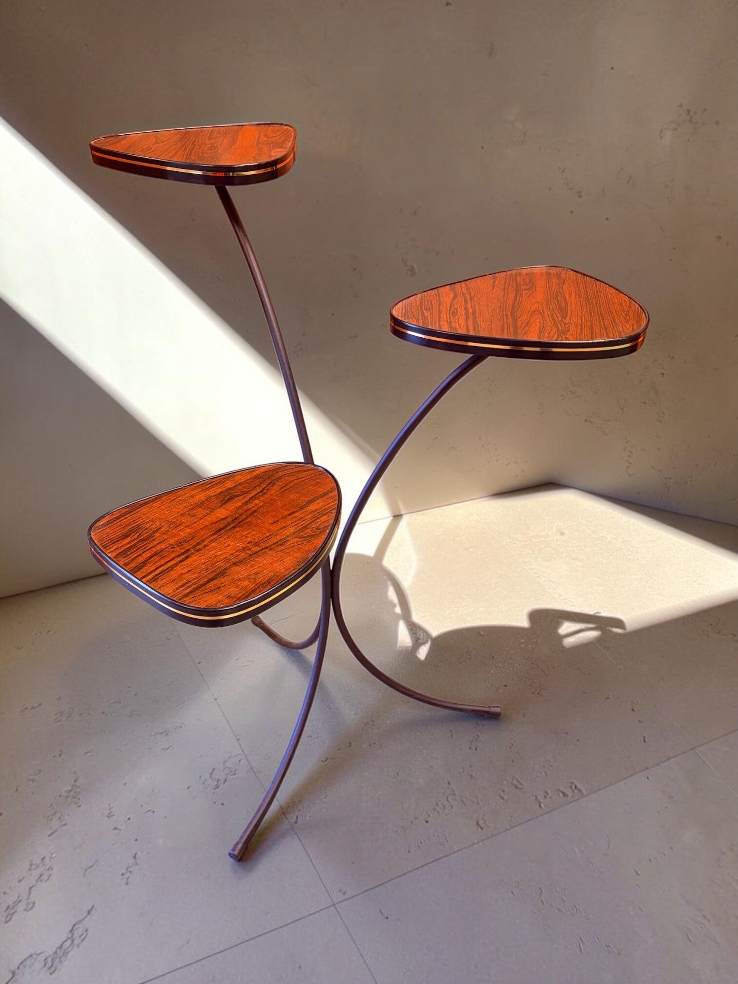 Retro plantentafel met niveaus, zwarte bies