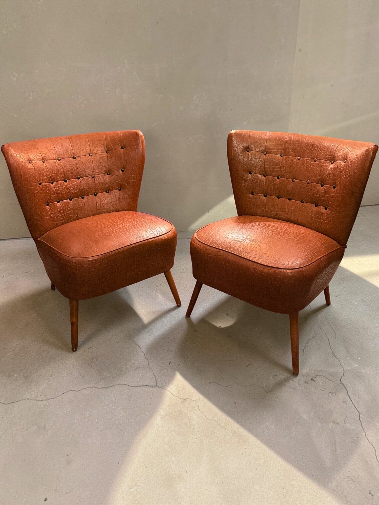 Set jaren ‘60 cocktailstoeltjes, cognac-kleurig skai