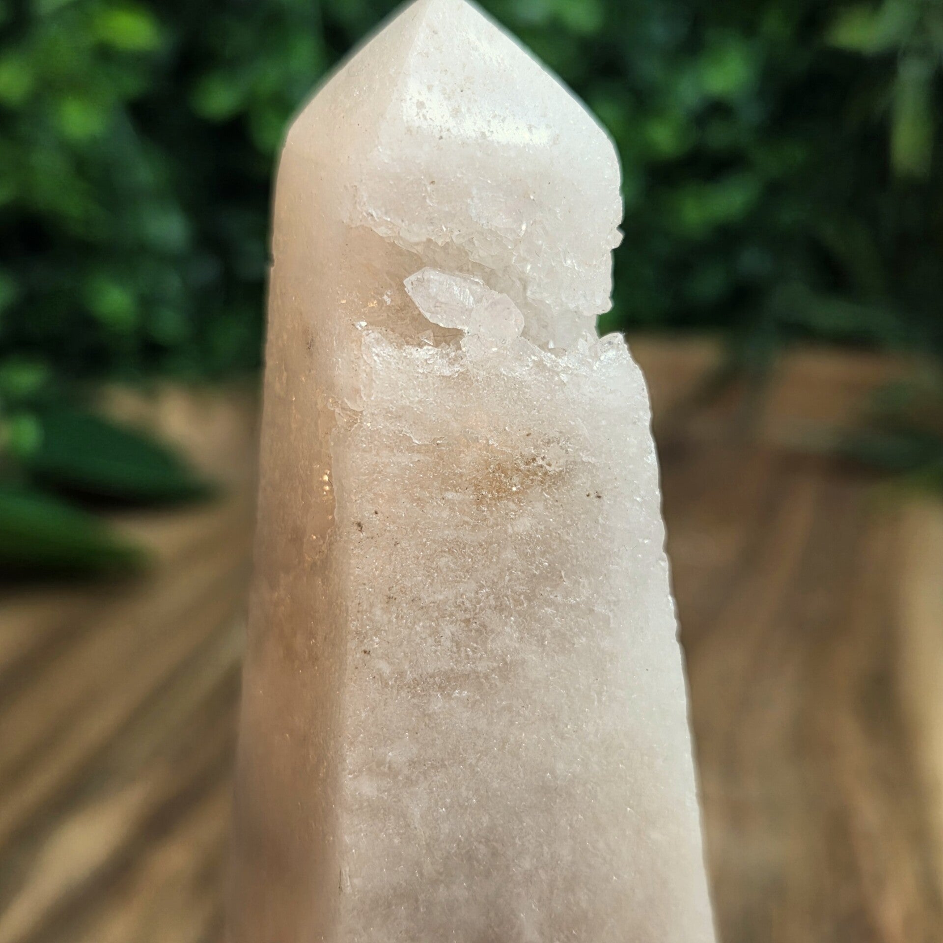 Roze amethist punt van ongeveer 230 gram.