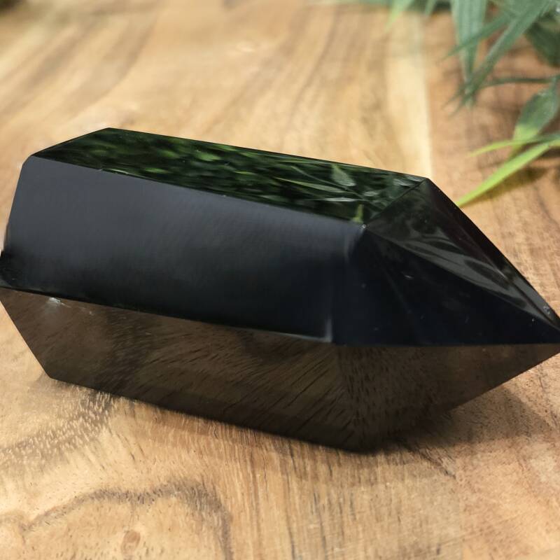 Prachtig gepolijste obsidiaan toren van ca. 180 gram, herkomst Brazilië