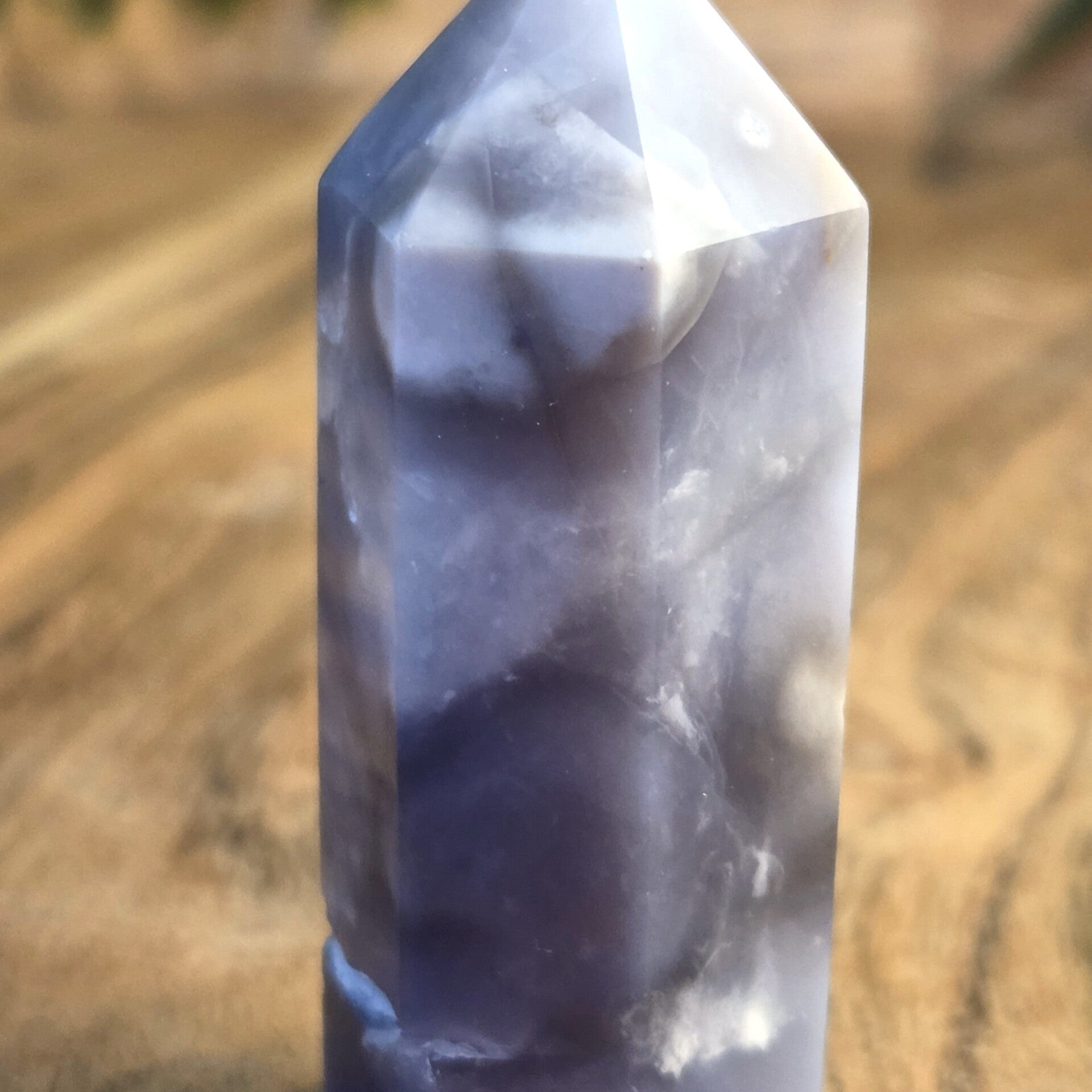 Gepolijste paarse chalcedoon punt van ongeveer 60 mm.