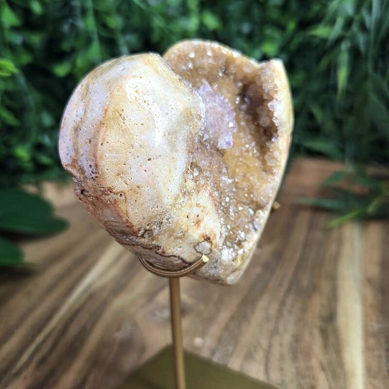 Roze amethist hart op goudkleurige standaard.