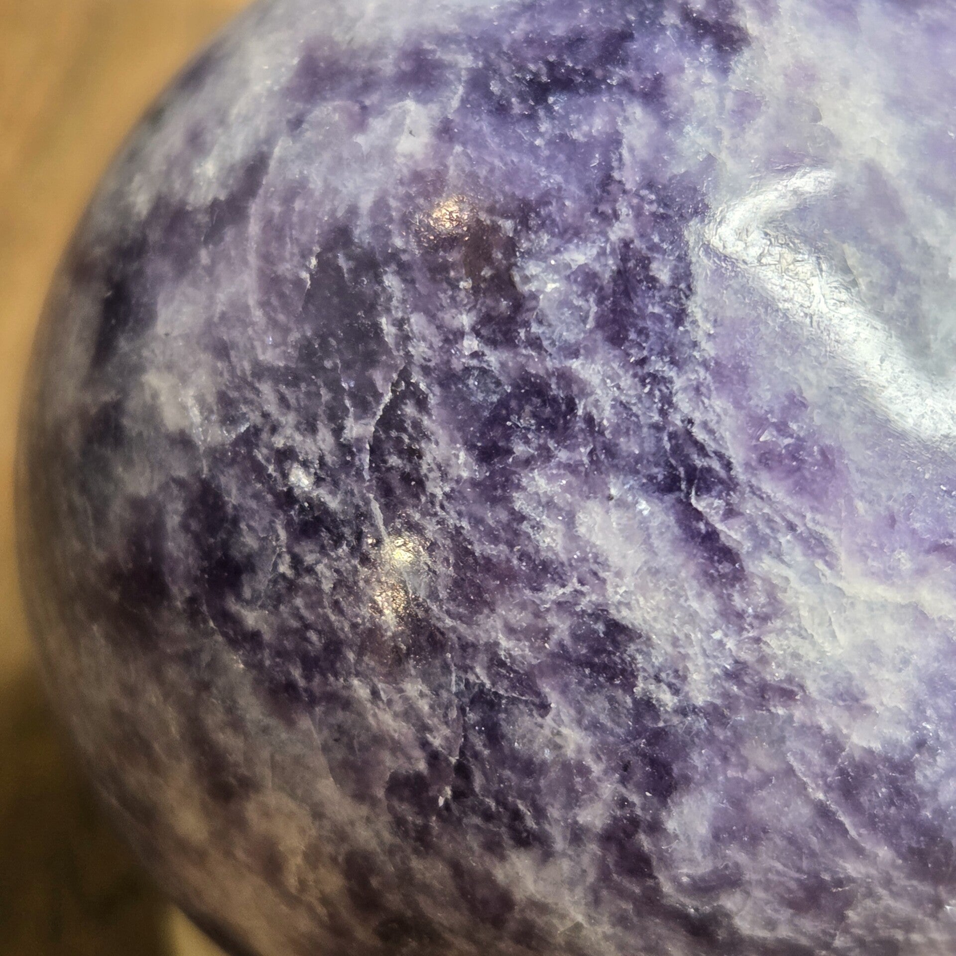 Lepidoliet Bol van ongeveer 52 mm.