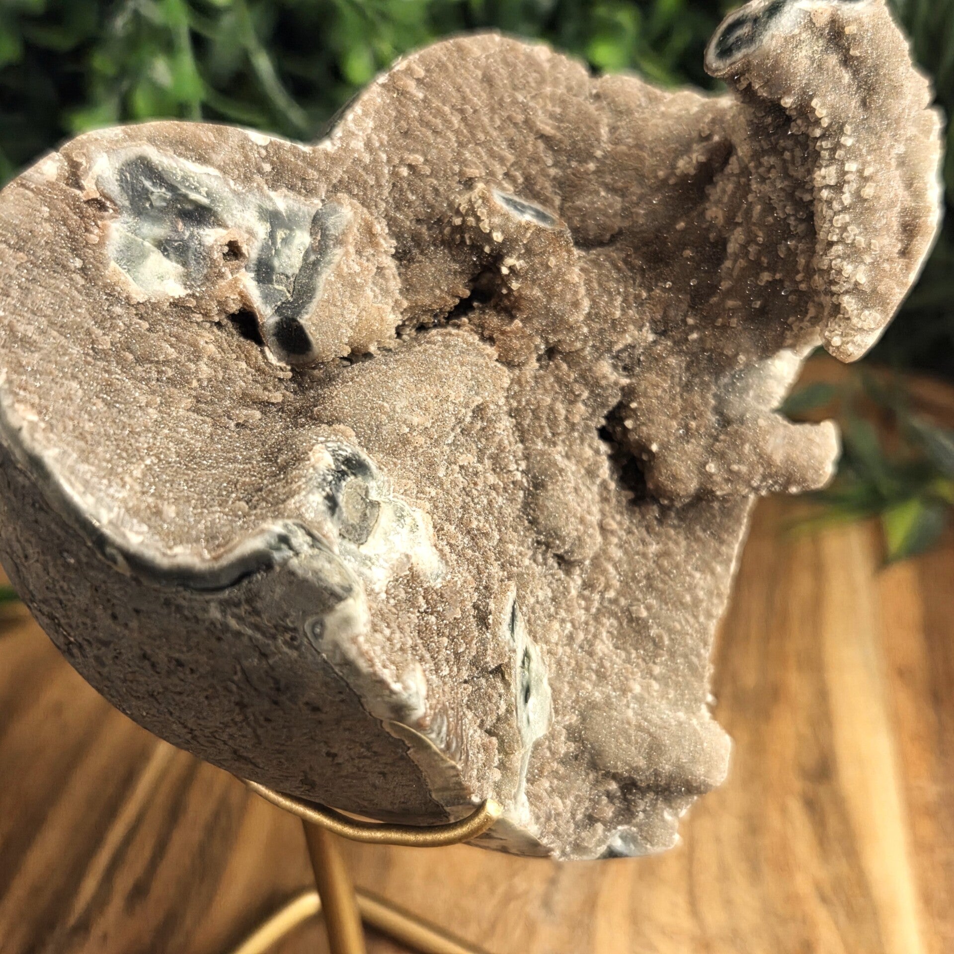 Chalcedoon hart op goudkleurige standaard.