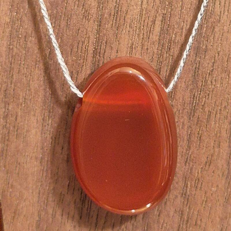 Carneool doorboorde hanger voor gebruik met koord.