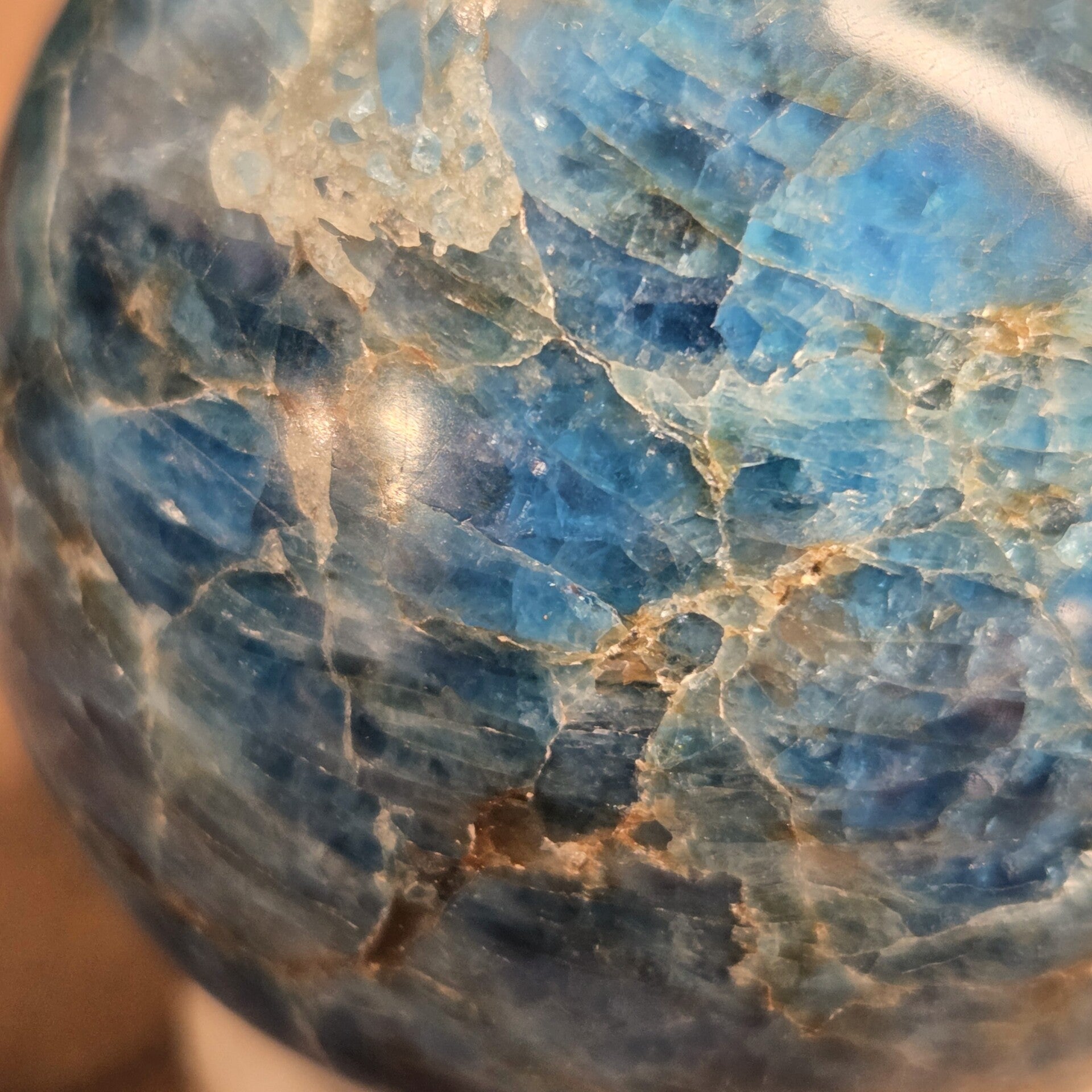 Prachtig gepolijste apatiet bol van ca. 61 mm.