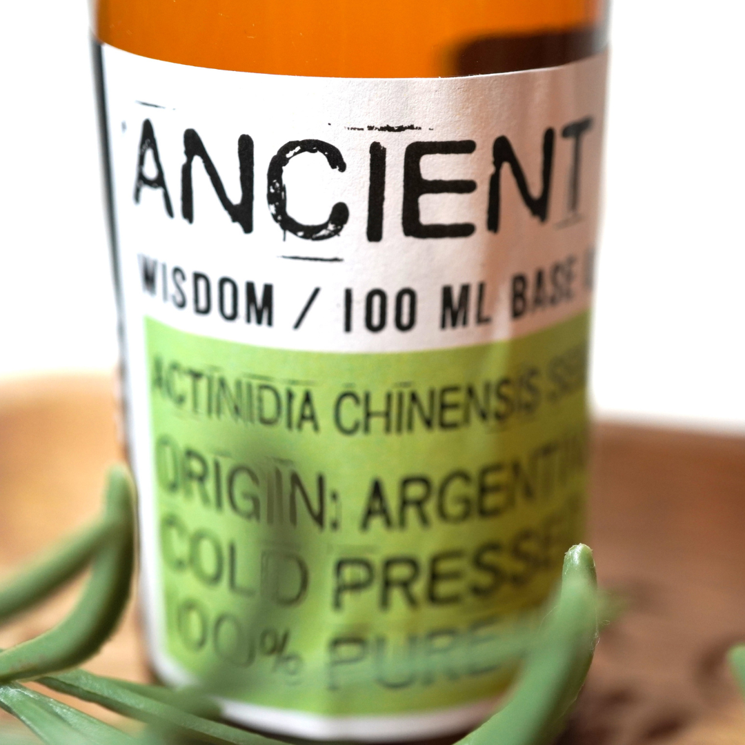 Puur natuurlijke kiwizaad basisolie in een amberkleurige fles van 100 ml.