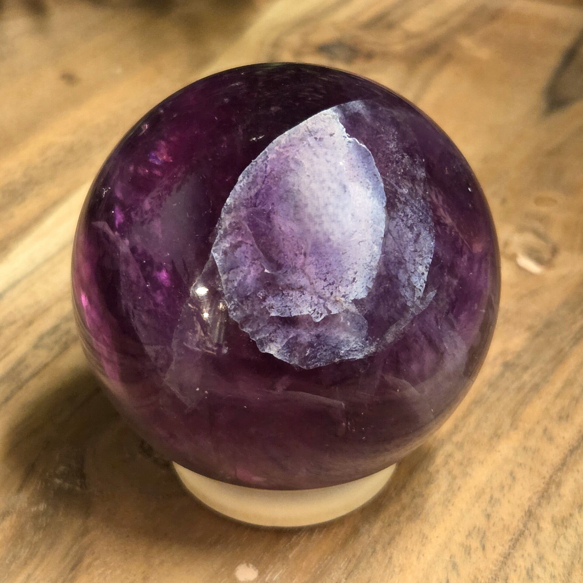 Prachtig gepolijste paarse fluoriet bol van ca. 56 mm, herkomst Brazilië