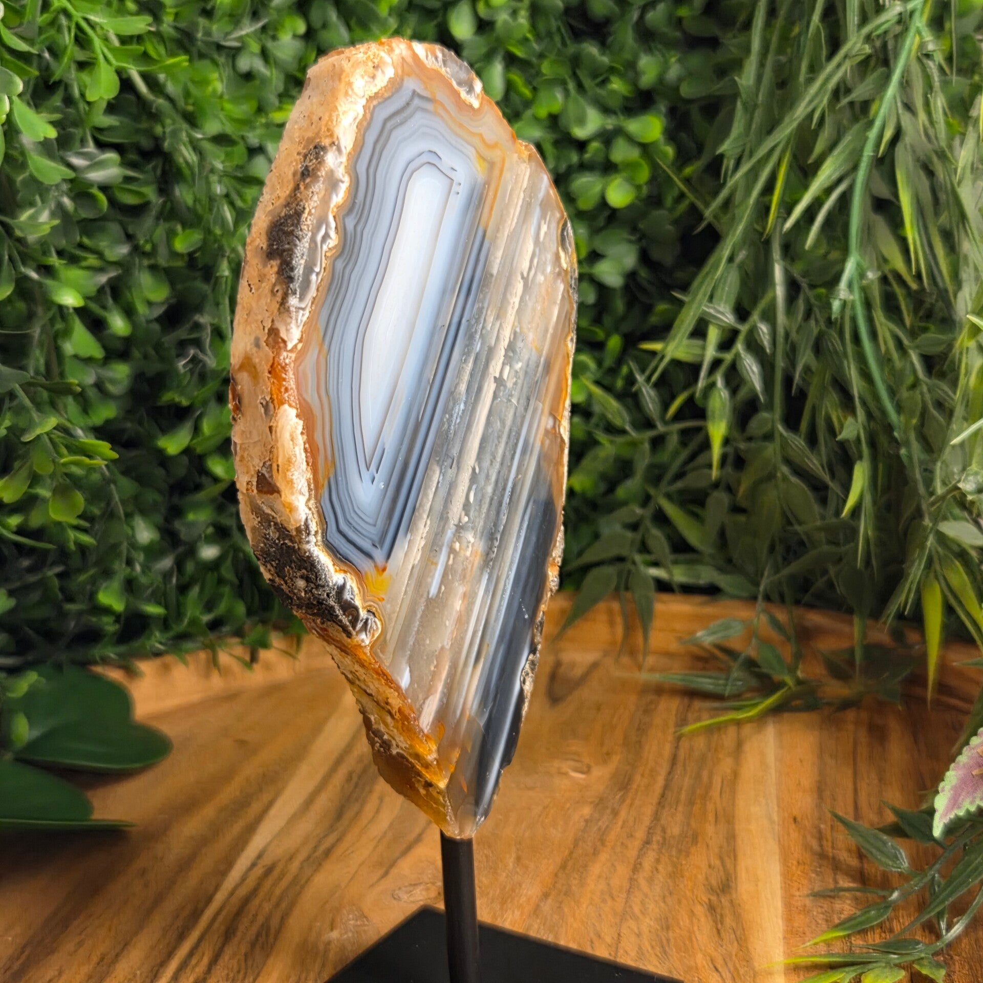 Agaat op zwarte standaard met een hoogte van 19 cm, herkomst Brazilië