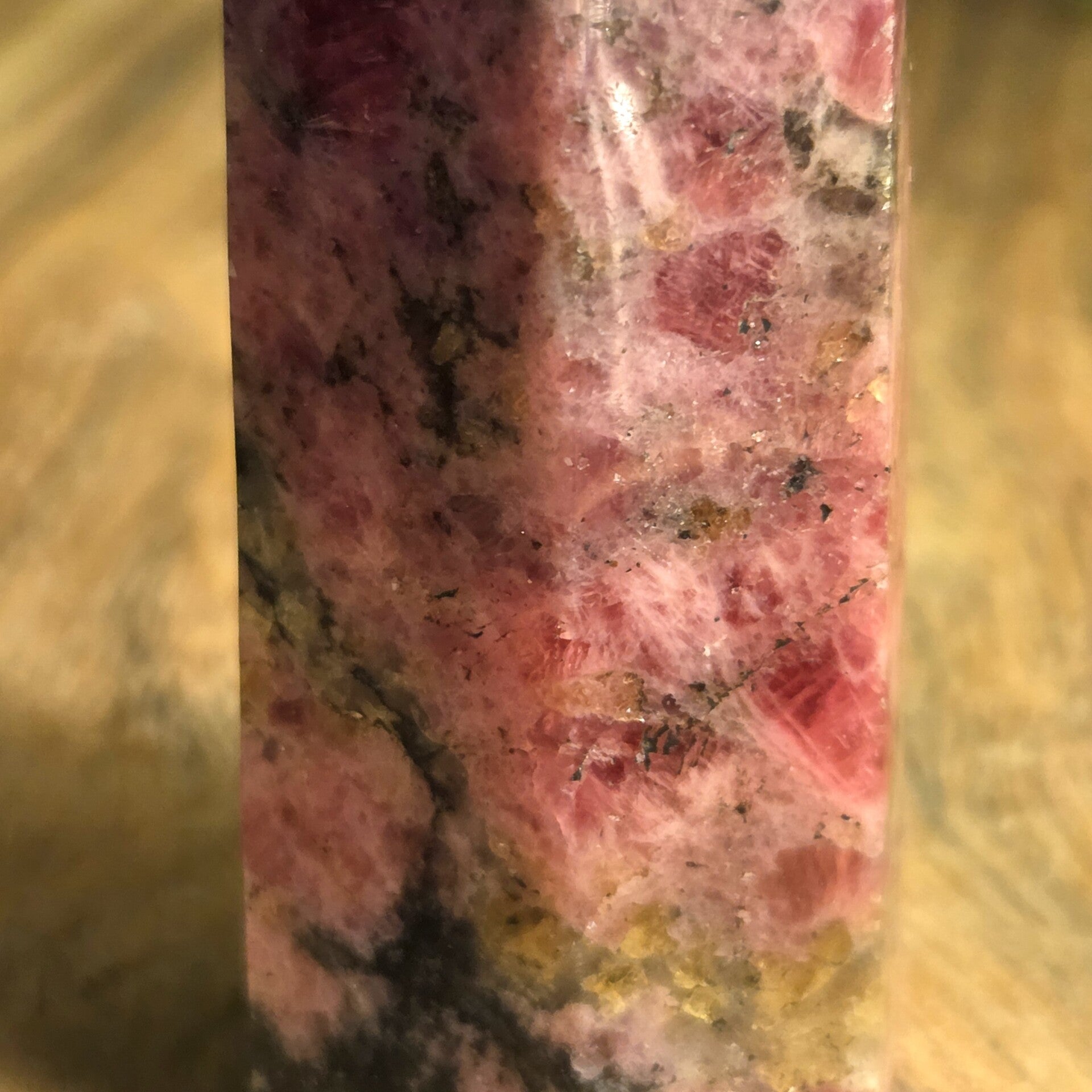 Rhodoniet geslepen punt van ongeveer 200 gram, herkomst Madagaskar