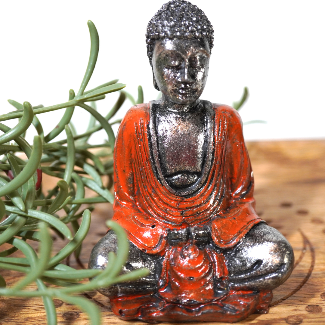 Polyresin boeddhabeeld, zilver met oranje.