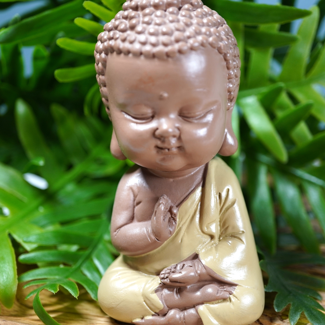 Baby boeddha beeldje in gele mantel