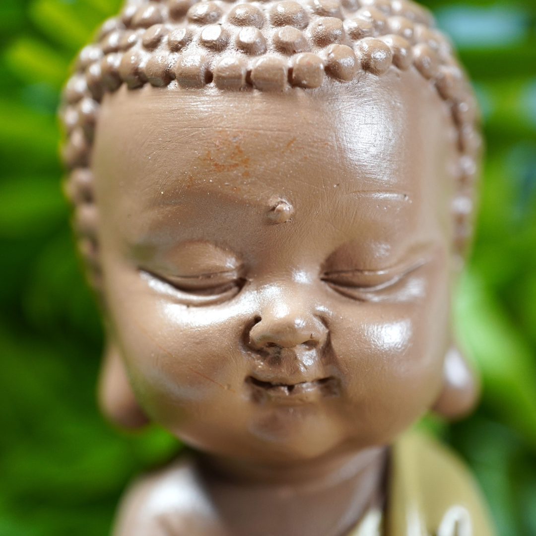 Baby boeddha beeldje in gele mantel