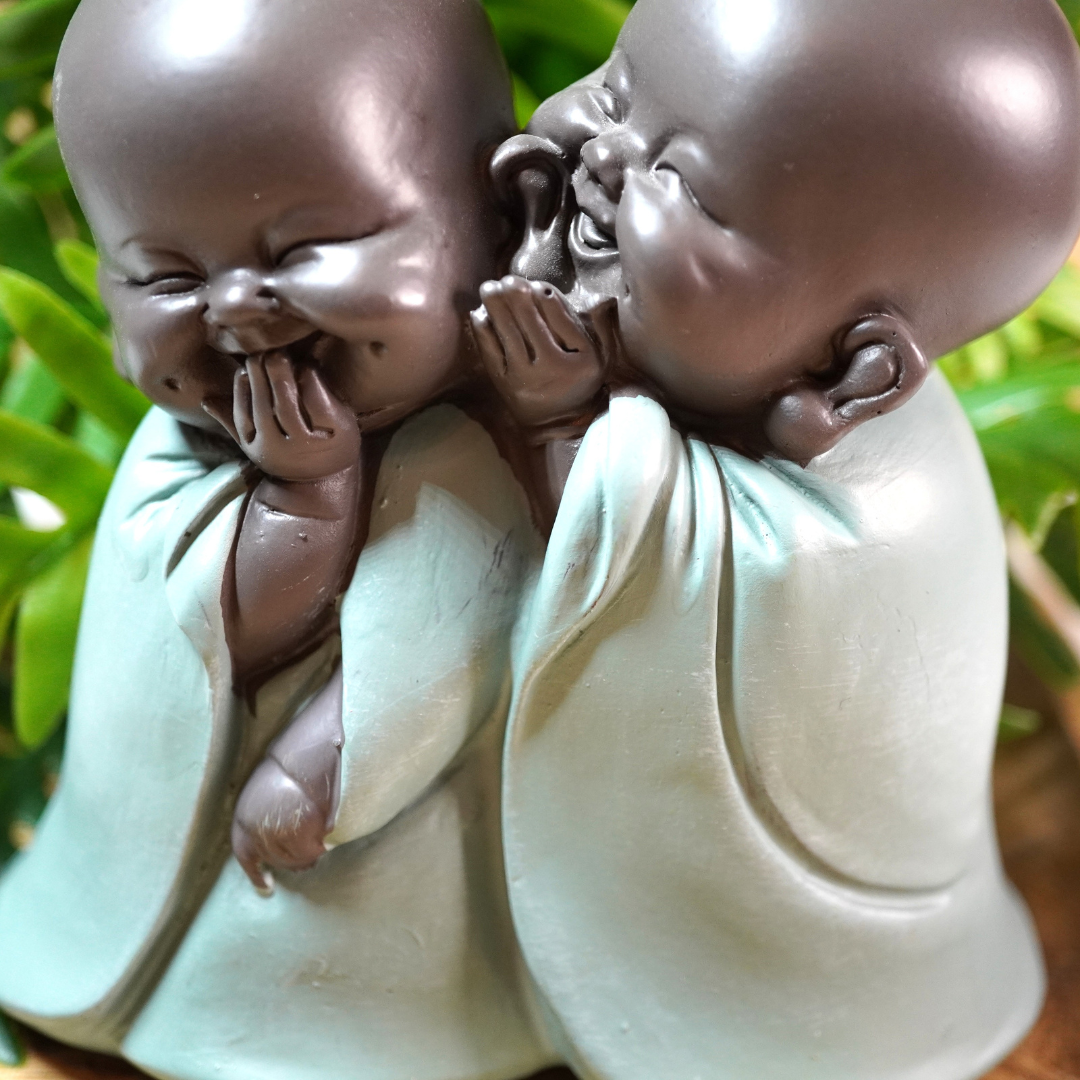 Beeldje van 2 fluisterende baby monniken, staat symbool voor vriendschap