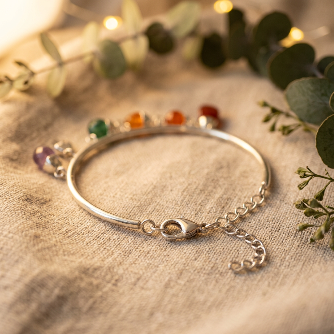 Verstelbare verzilverde chakra armband met chakra trommelsteentjes als bedeltjes.