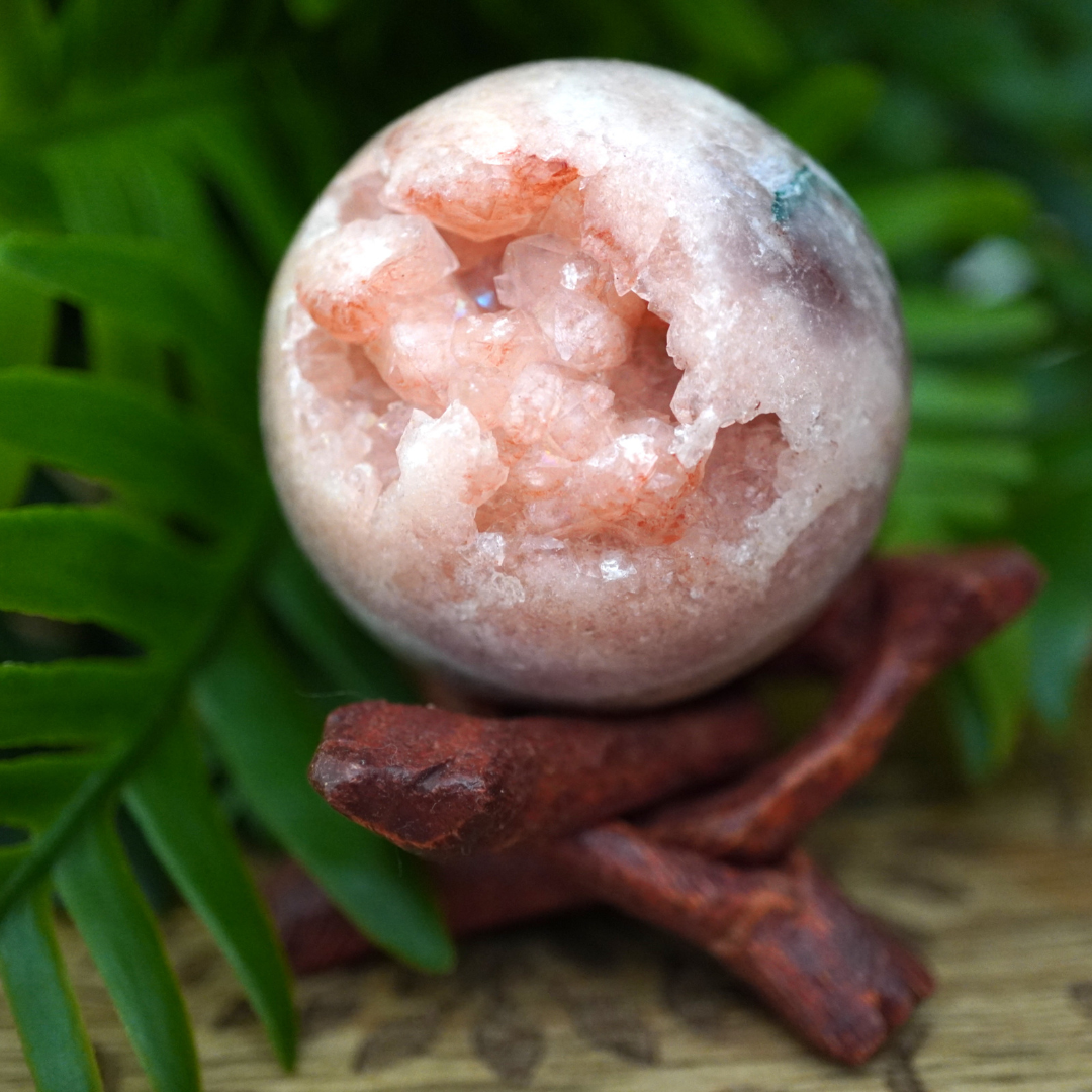 Roze amethist geode bol op houten cobra voet