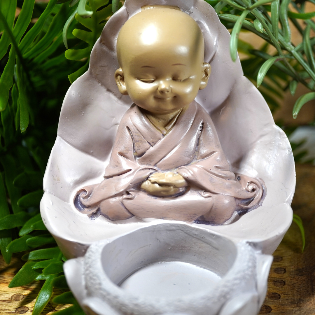 Baby monnik in Lotus theelicht houder