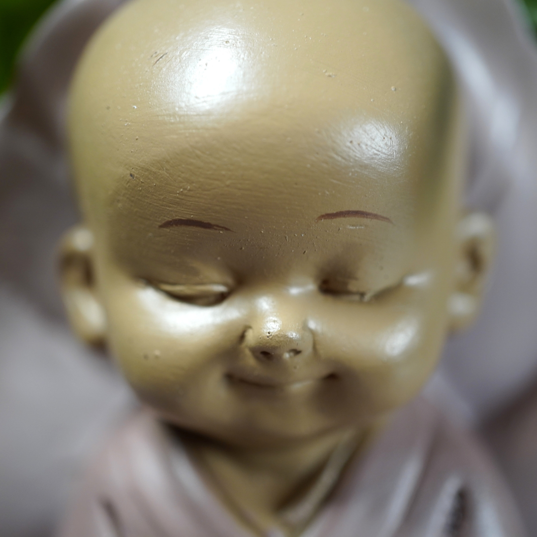 Baby monnik in Lotus theelicht houder