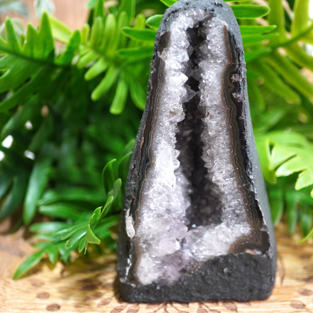 Amethist/kwarts/Agaat geode combinatie als mini kathedraal gemaakt.
