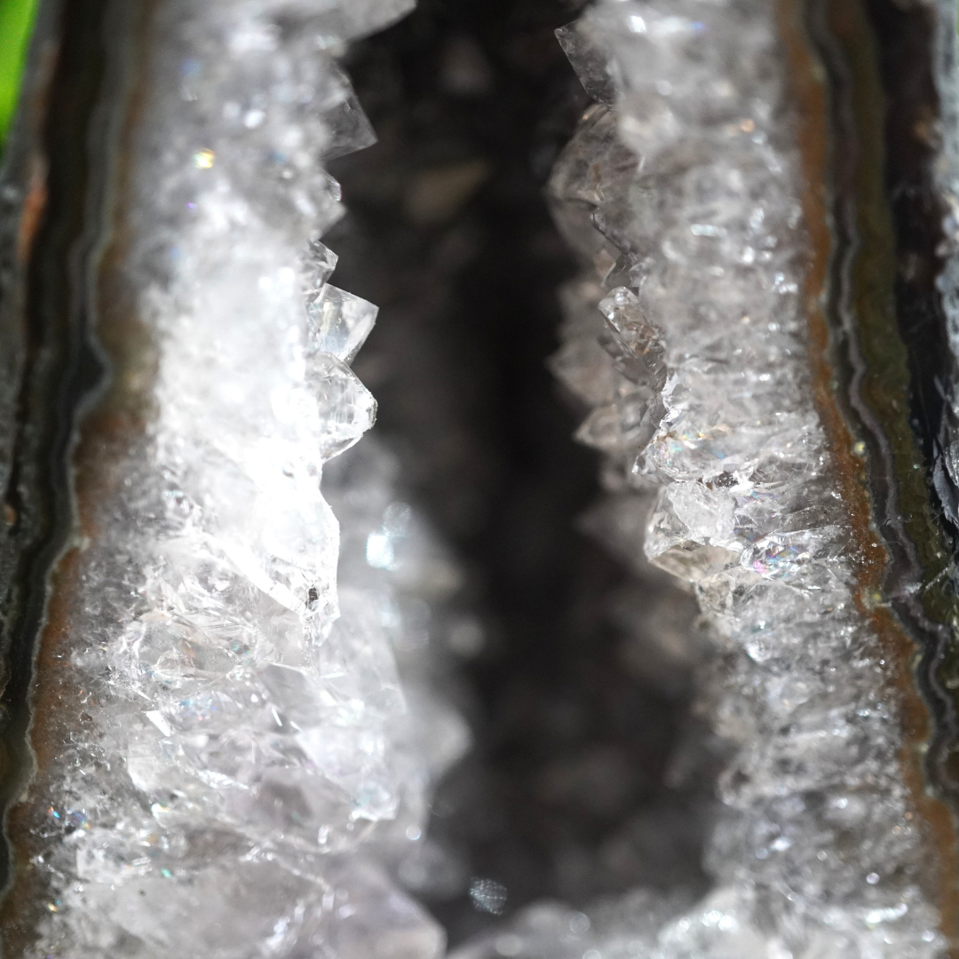 Amethist/kwarts/Agaat geode combinatie als mini kathedraal gemaakt.