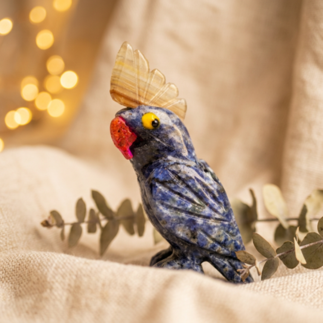 Sodaliet vogel op amethist voet